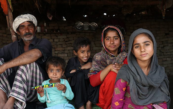 Man and 4 children in a shelter in Pakistan